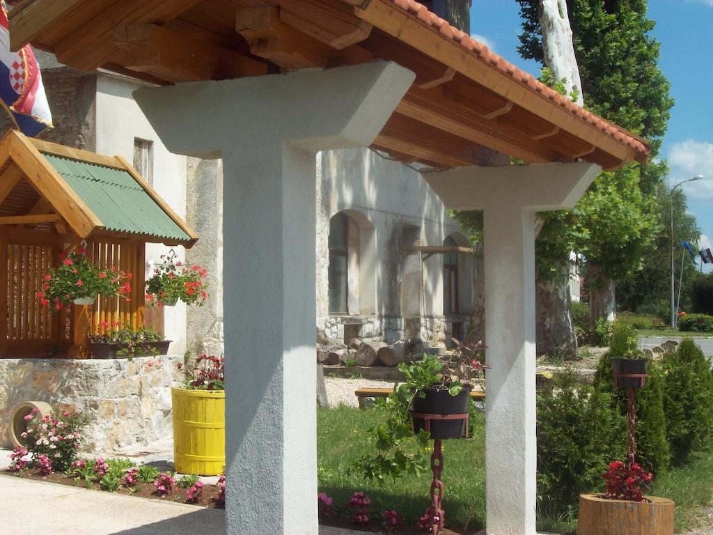 Rooms Vuksa Donji Lapac Екстериор снимка