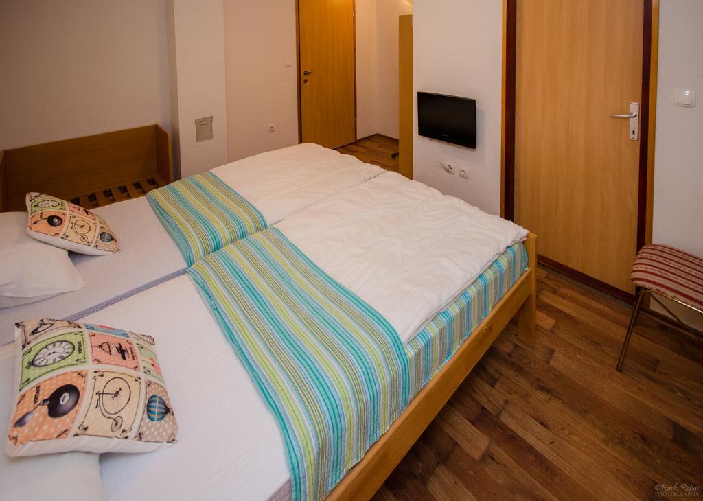 Rooms Vuksa Donji Lapac Екстериор снимка